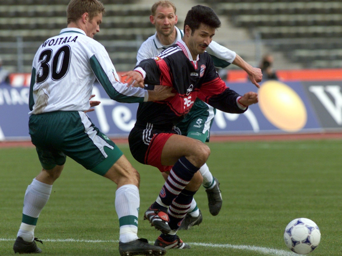 Pawel Wojtala (l) vom SV Werder Bremen versucht am Samstag (20.03.1999) den Münchner Spieler Ali Daei (r) vom Ball abzudrängen.