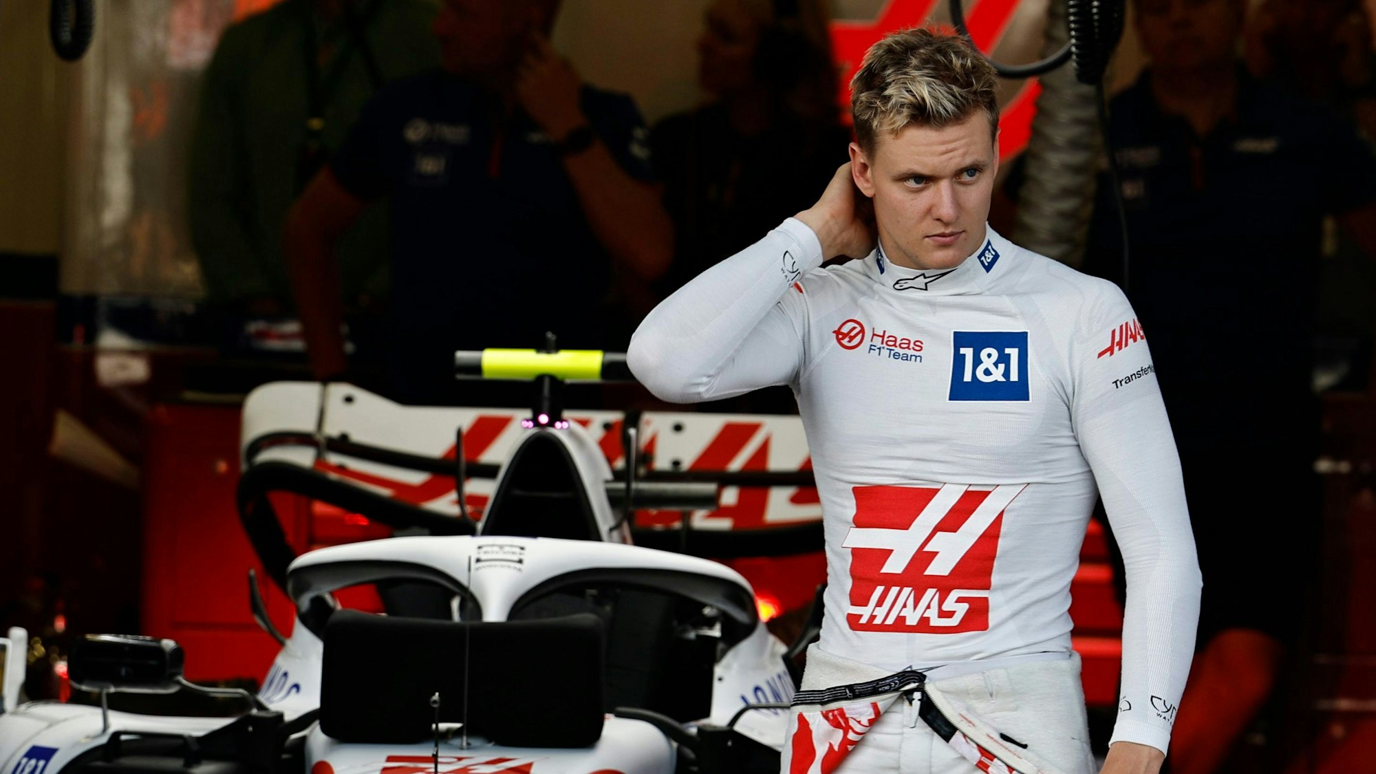 Mick Schumacher schaut nachdenklich.