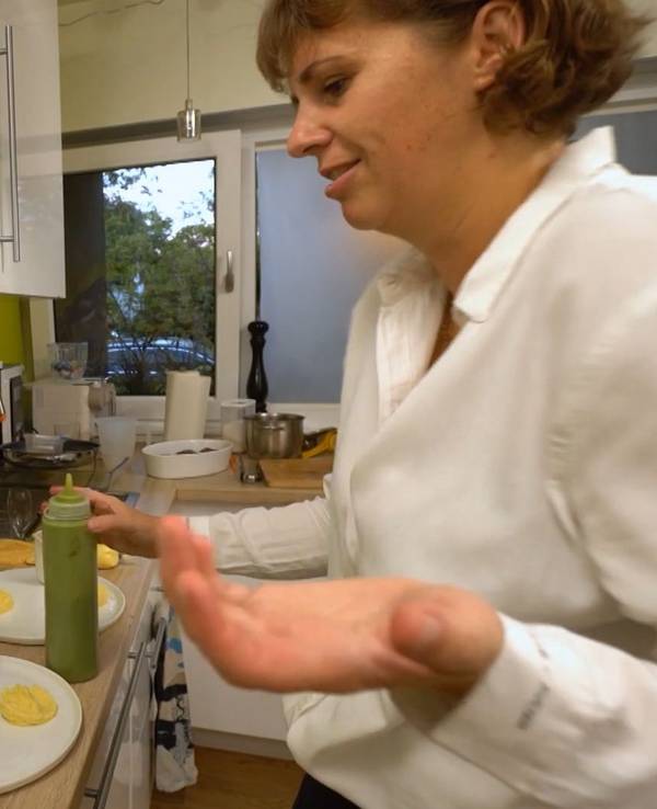 „Das perfekte Dinner“-Kandidatin Sarah während der Prüfung.