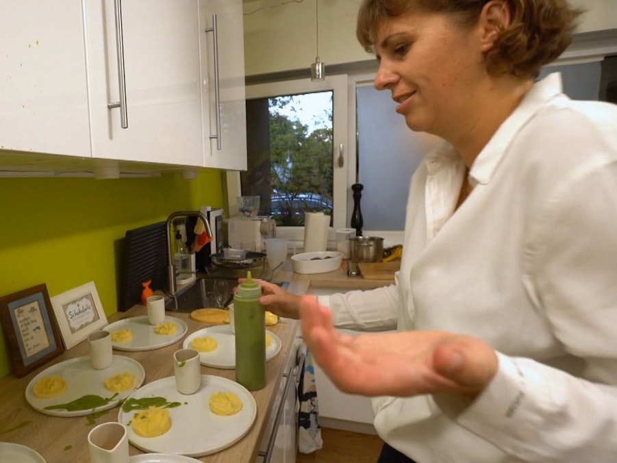 „Das perfekte Dinner“-Kandidatin Sarah während der Prüfung.