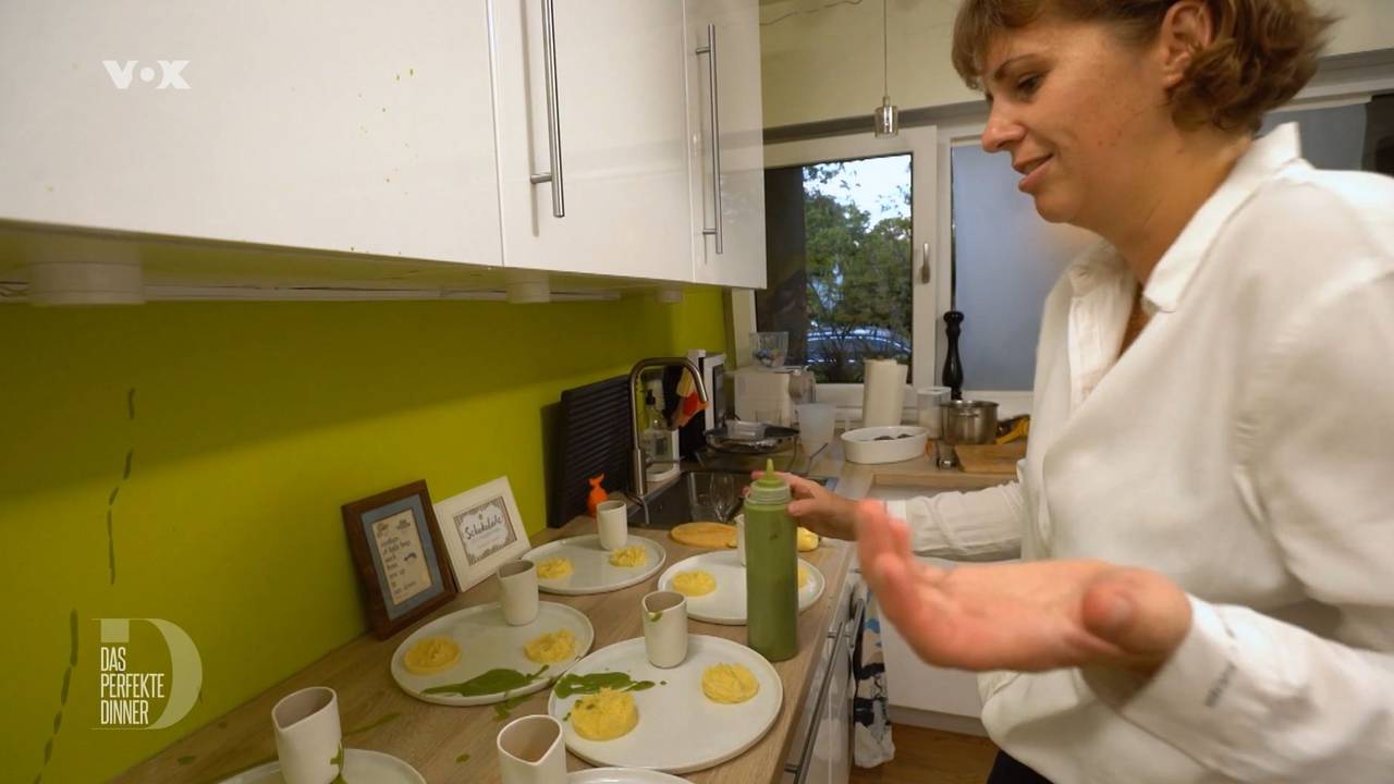 „Das perfekte Dinner“-Kandidatin Sarah während der Prüfung.