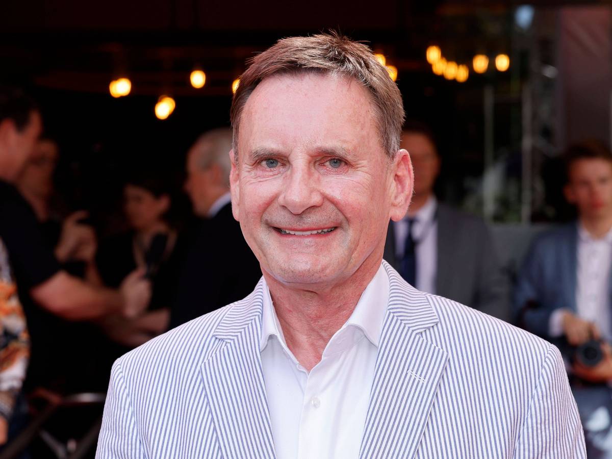 Moderator Peter Illmann bei der Gala der Goldenen Sonne im GOP Variete Theater.