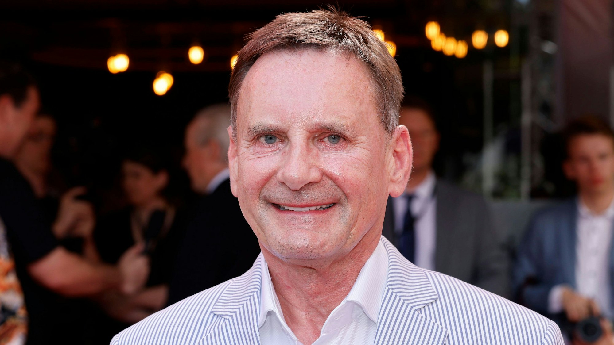 Moderator Peter Illmann bei der Gala der Goldenen Sonne im GOP Variete Theater.