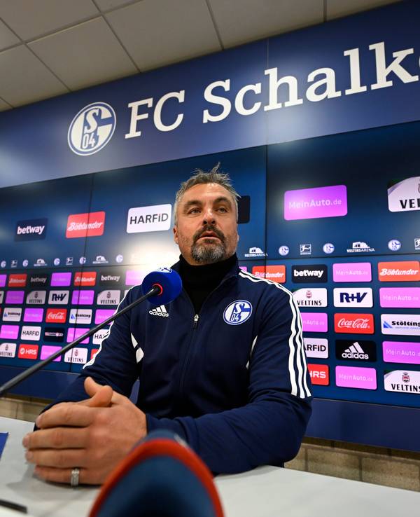 Thomas Reis stellt sich als neuer Chef-Trainer des FC Schalke 04 vor,
