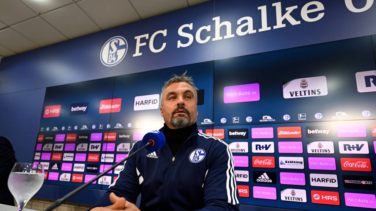 Thomas Reis stellt sich als neuer Chef-Trainer des FC Schalke 04 vor,