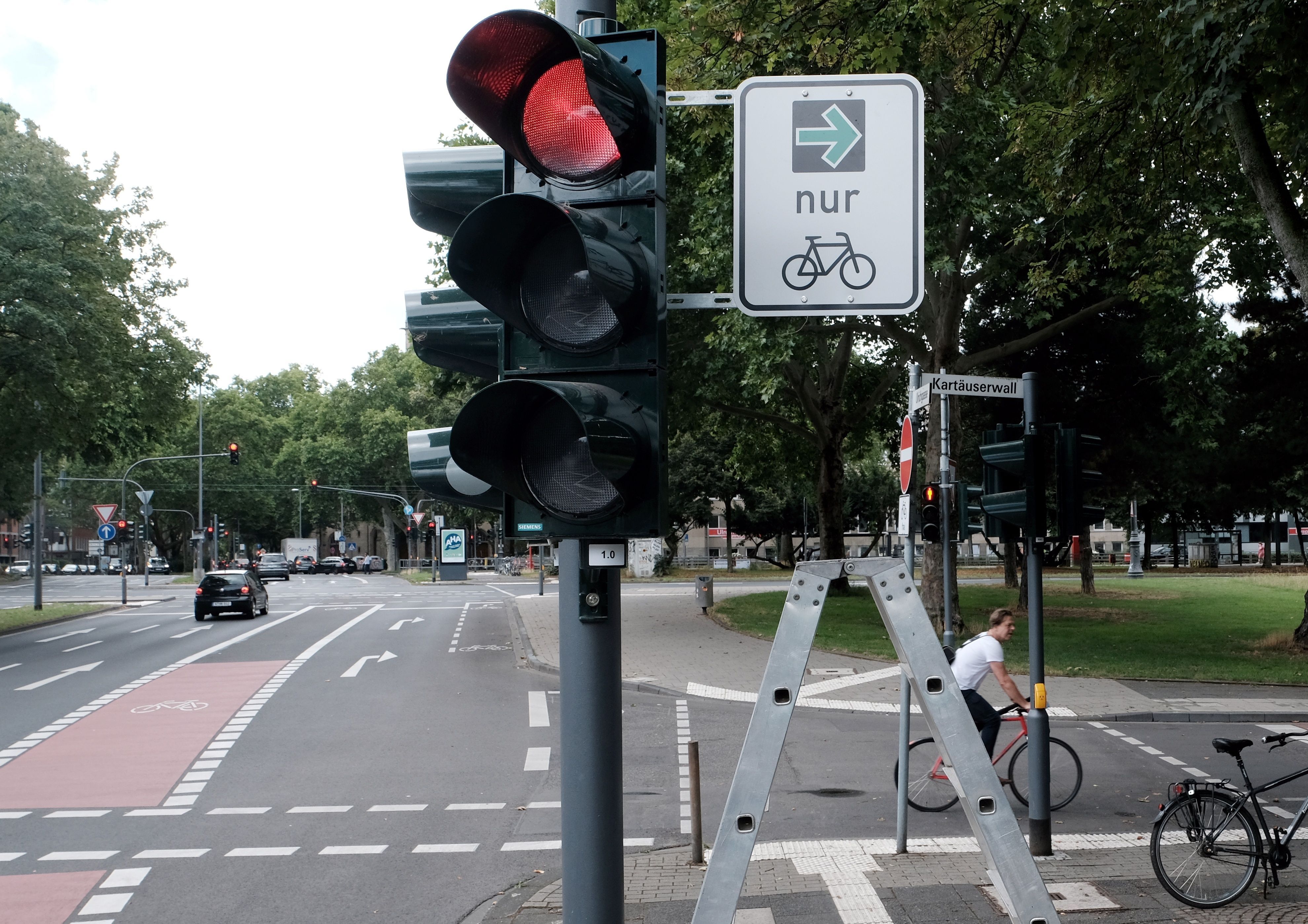 Ein grüner Pfeil für Radfahrende am Karthäuserwall in Köln.