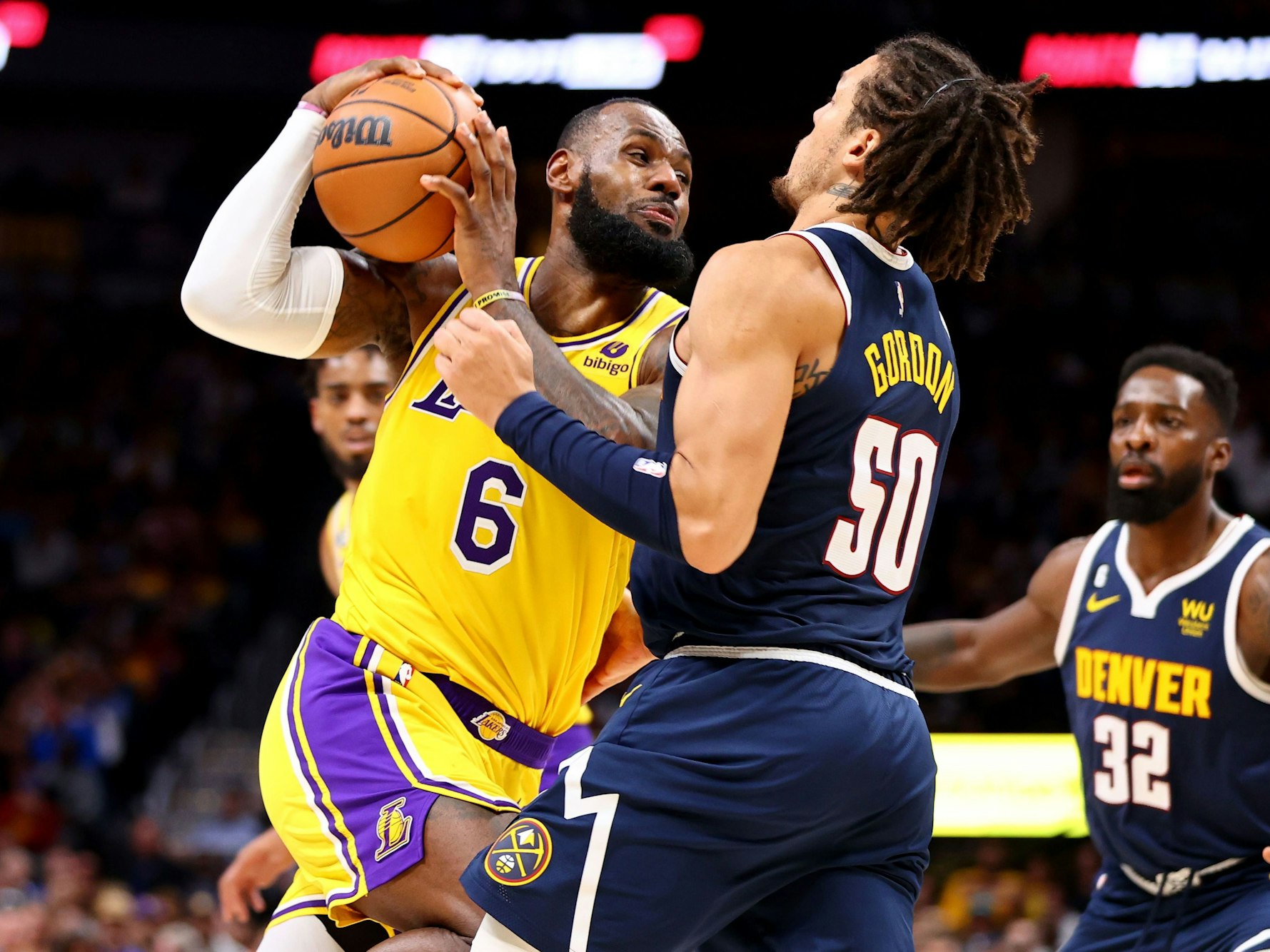 LeBron James (l) geht gegen Aaron Gordon (r) zum Korb.