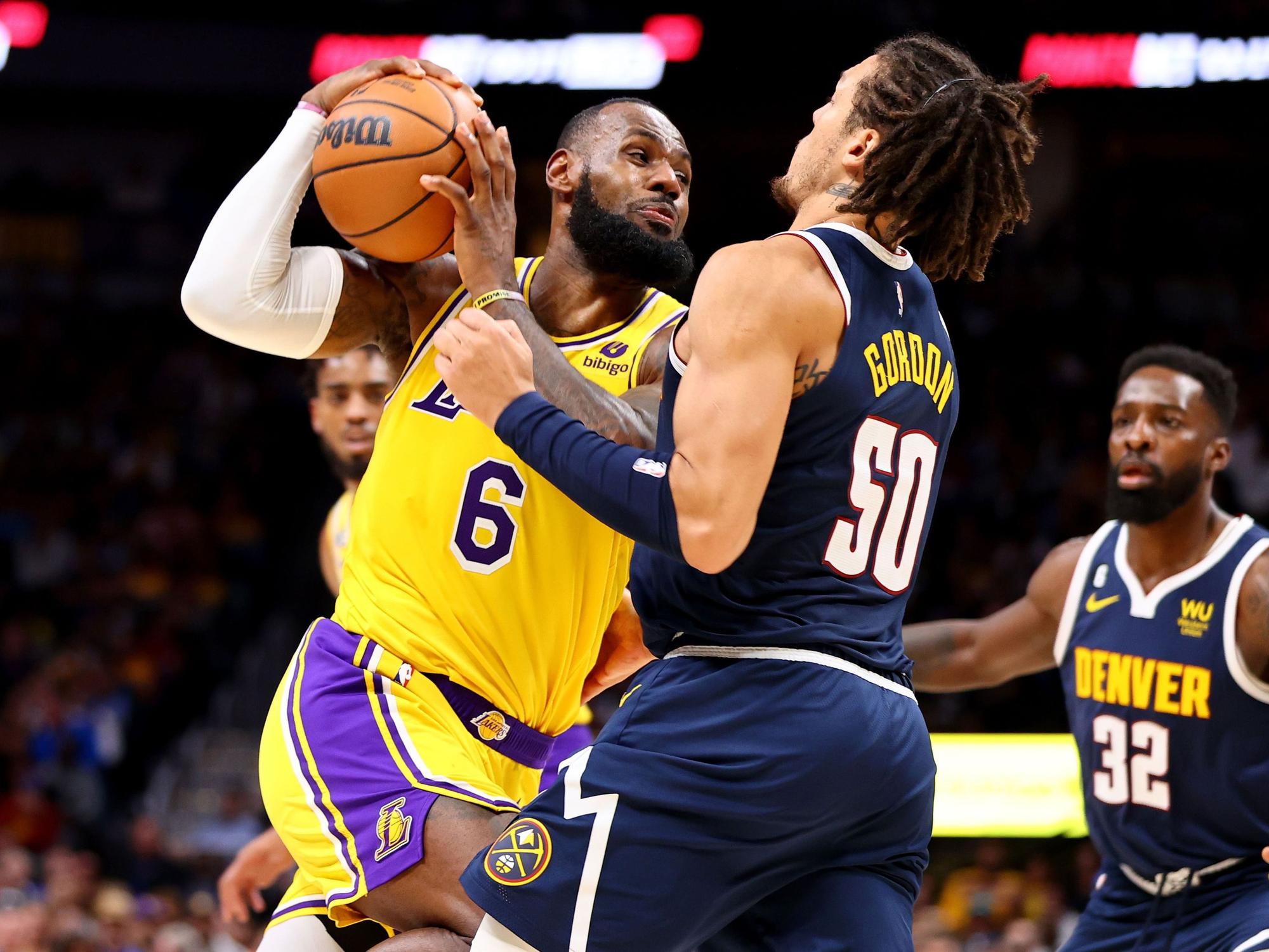 LeBron James (l) geht gegen Aaron Gordon (r) zum Korb.