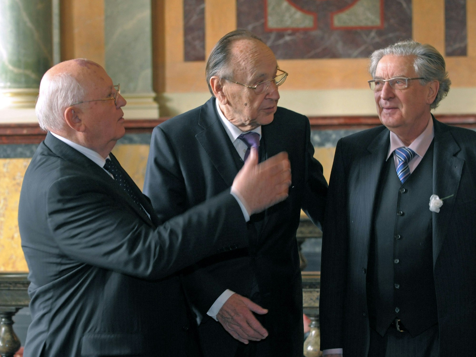 Der frühere sowjetische Präsident Michail Gorbatschow (l), der frühere Bundesaußenminister Hans-Dietrich Genscher (M.) und der frühere Bundesinnenminister Gerhart Baum (beide FDP) 2010 in Dresden.