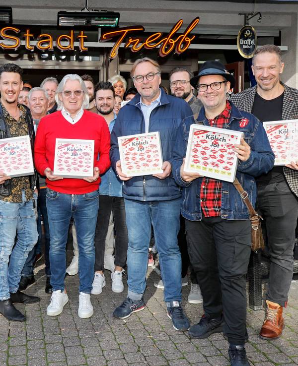 Zahlreiche Menschen präsentieren in Köln eine neue CD und grinsen in die Kamera. Anlass war das Erscheinen der neuen Ausgabe von Kölsch & Jot.