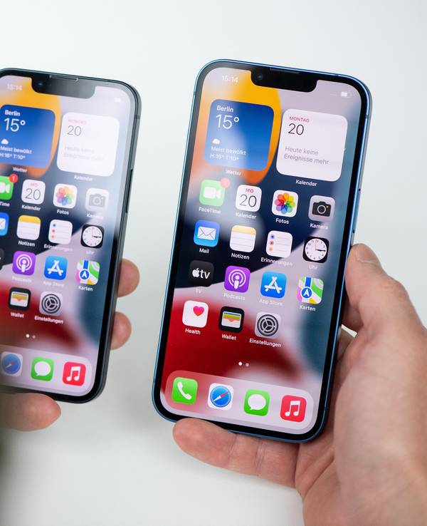 Jemand hält zwei iPhones zum Vergleich in der Hand.