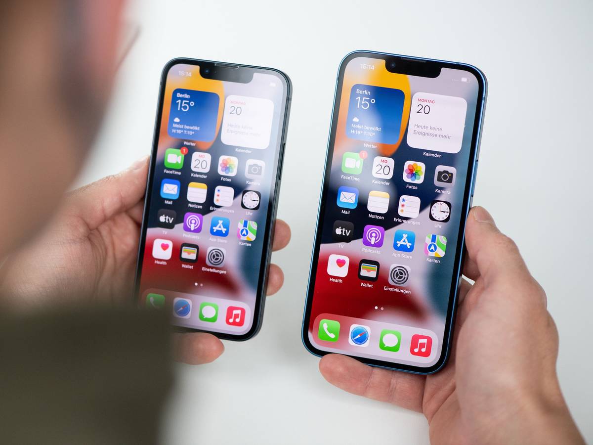 Jemand hält zwei iPhones zum Vergleich in der Hand.