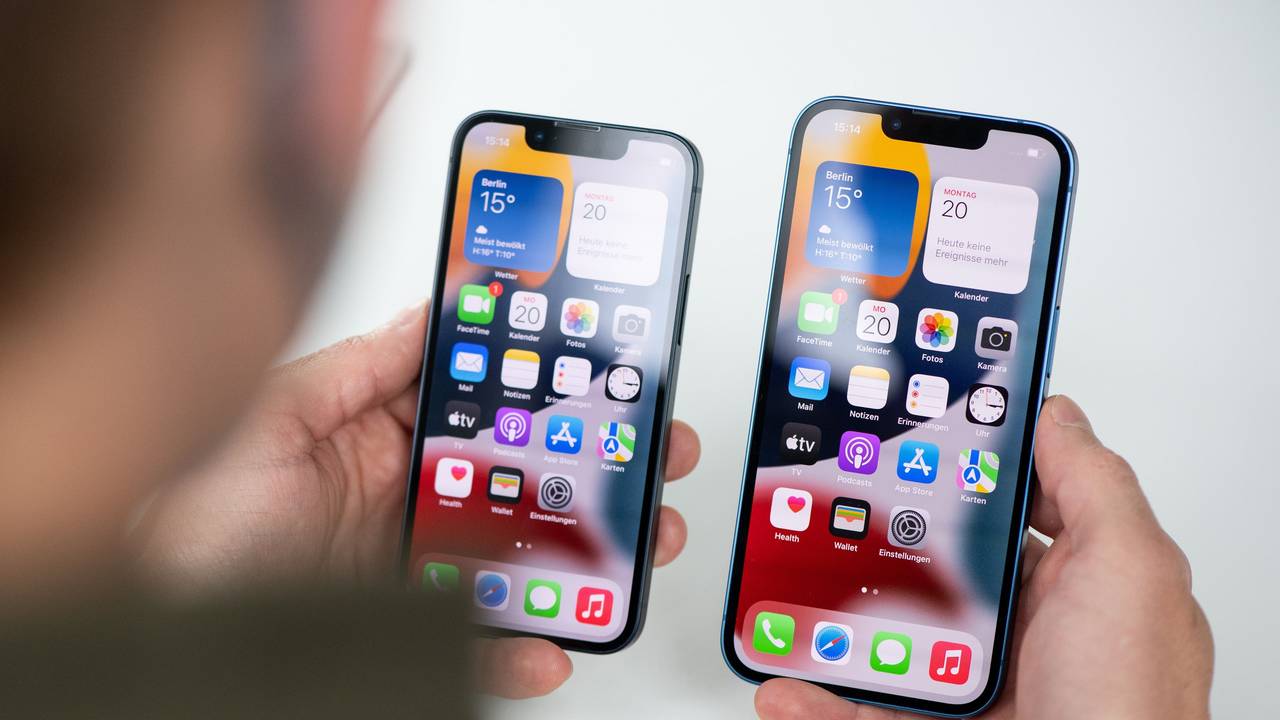 Jemand hält zwei iPhones zum Vergleich in der Hand.