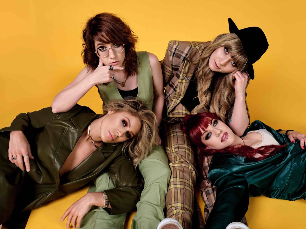 Die Mitglieder der Band Mätropolis posieren für ein Foto.