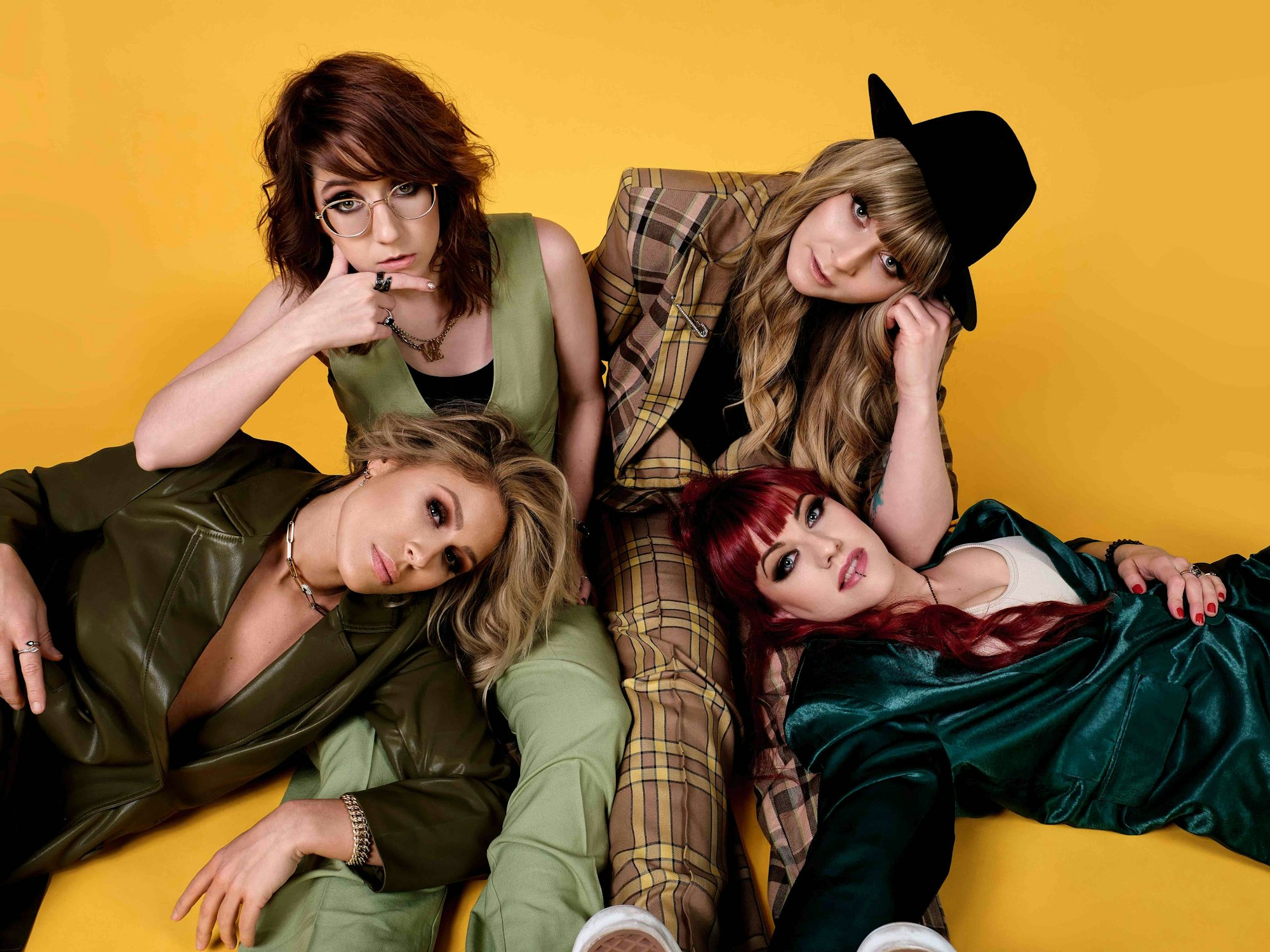 Die Mitglieder der Band Mätropolis posieren für ein Foto.