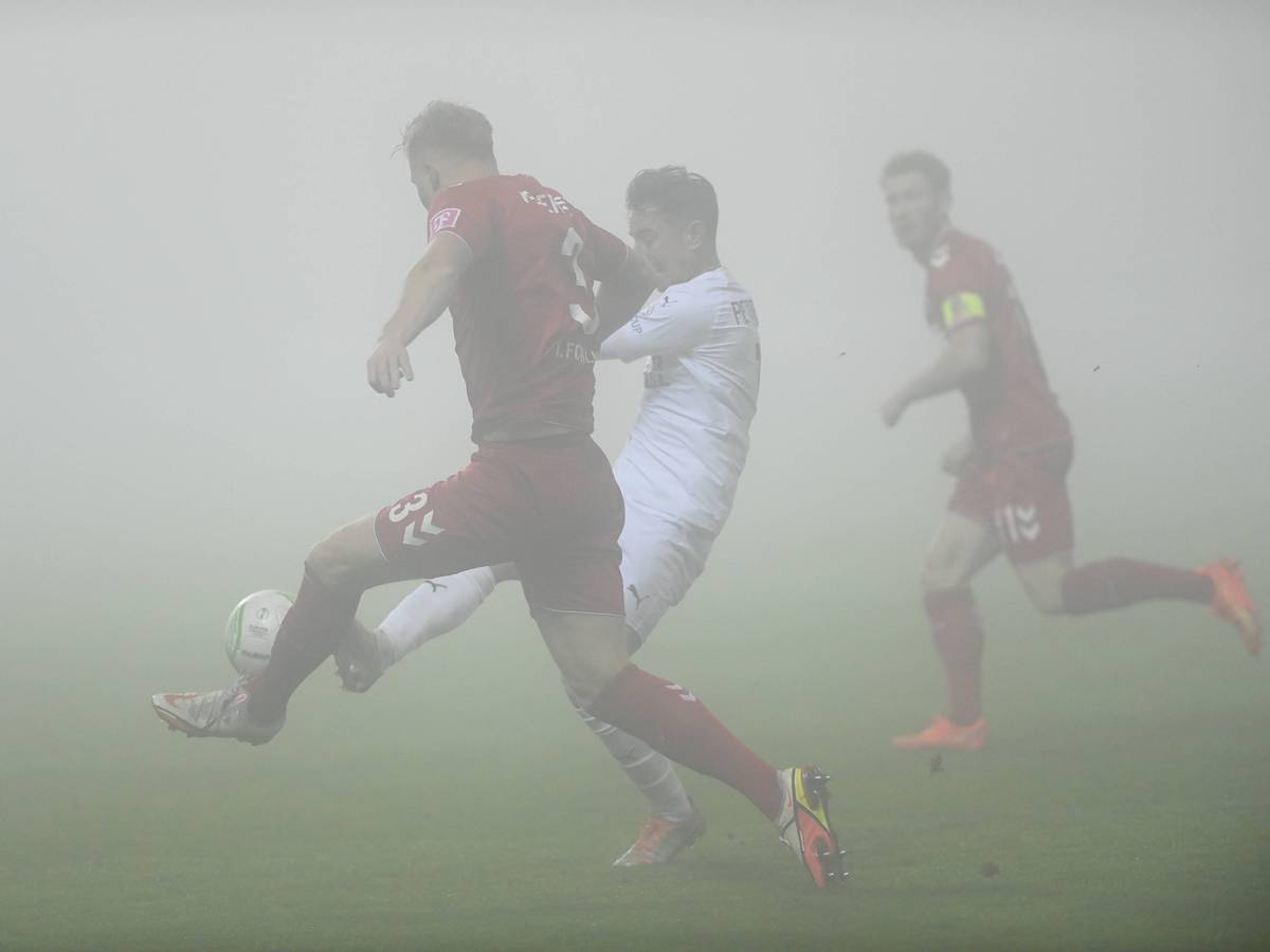 FC-Verteidiger Kristian Pedersen im Zweikampf mit Milan Petrzela vom 1. FC Slovacko (27. Oktober 2022).