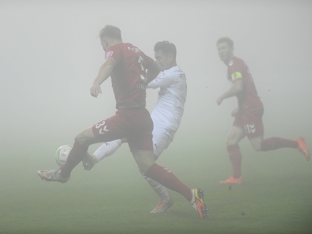 FC-Verteidiger Kristian Pedersen im Zweikampf mit Milan Petrzela vom 1. FC Slovacko (27. Oktober 2022).