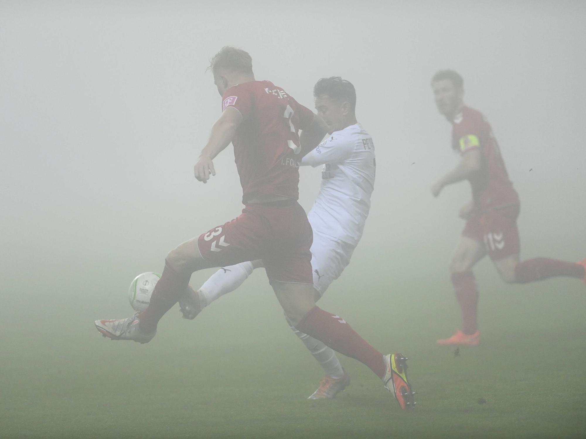 FC-Verteidiger Kristian Pedersen im Zweikampf mit Milan Petrzela vom 1. FC Slovacko (27. Oktober 2022).