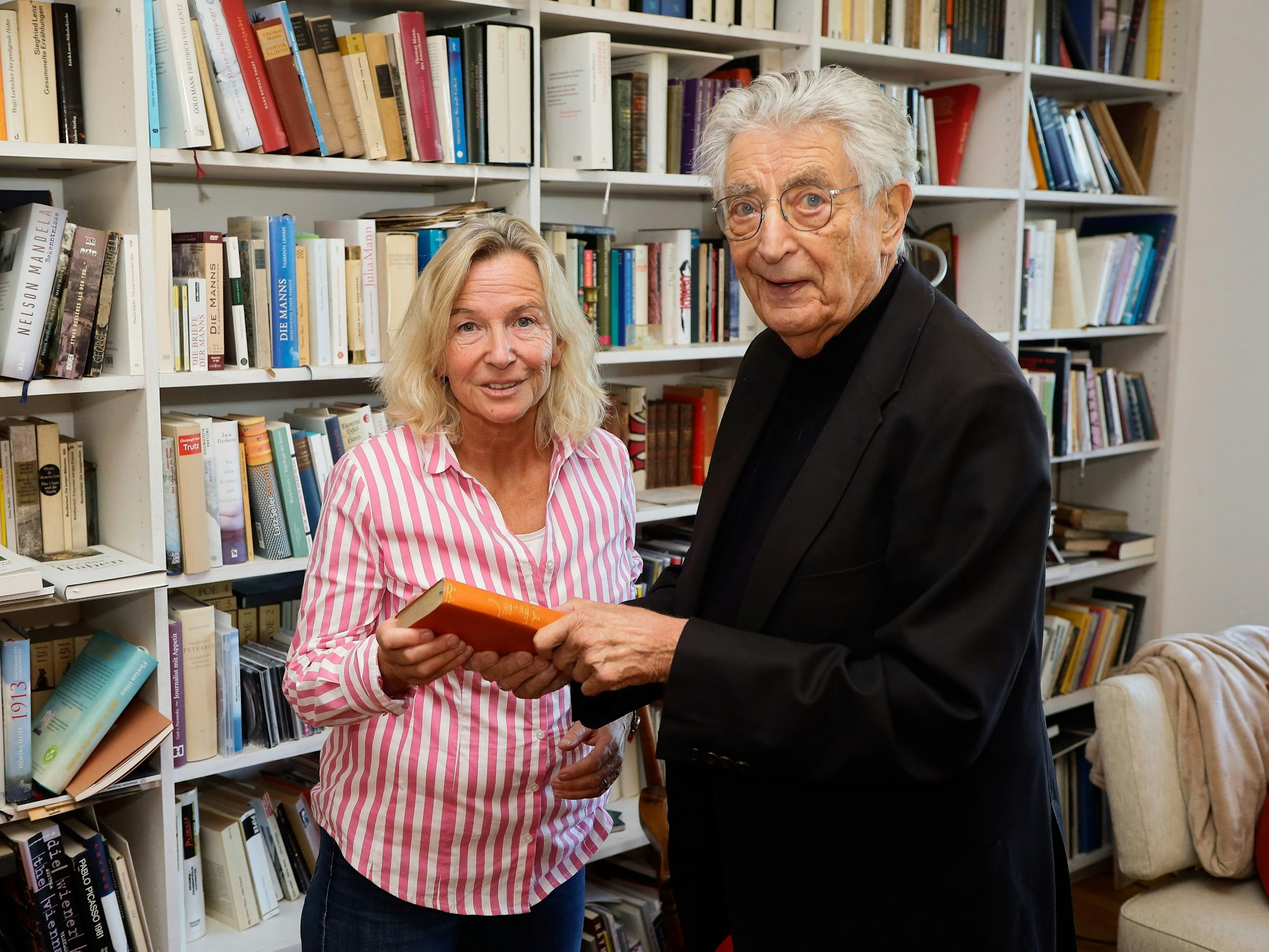 Gerhart Baum in seiner Wohnung am Kölner Ubierring/Südstadt im Gespräch mit EXPRESS-Redakteurin Andrea Kahlmeier.