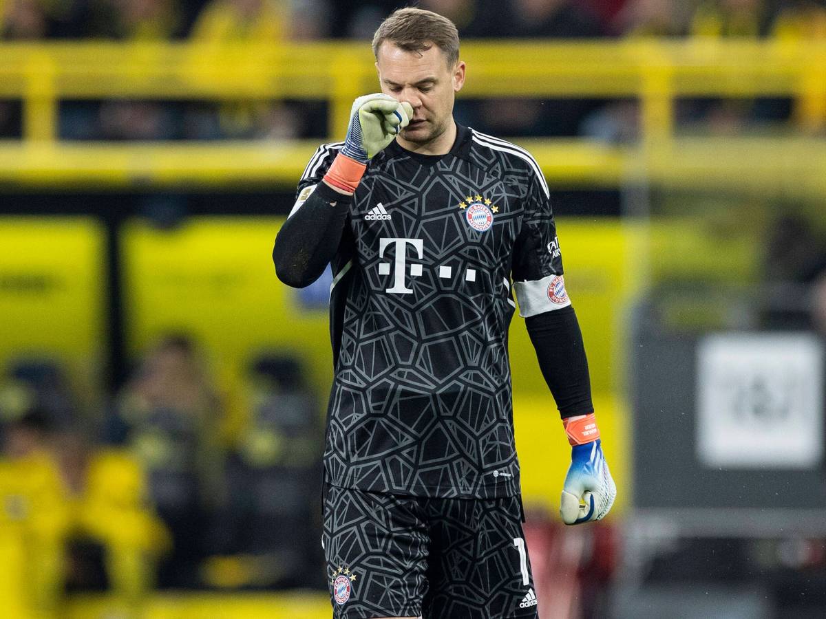 Manuel Neuer fasst sich an die Nase