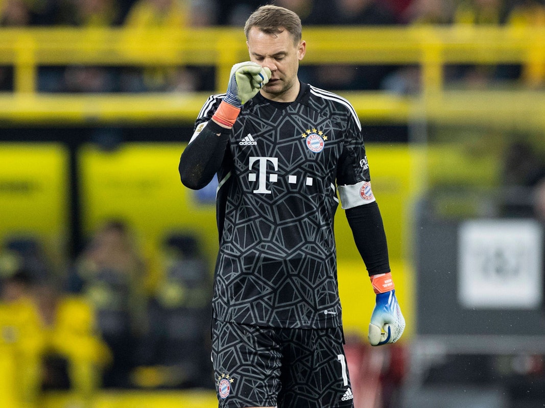 Manuel Neuer fasst sich an die Nase