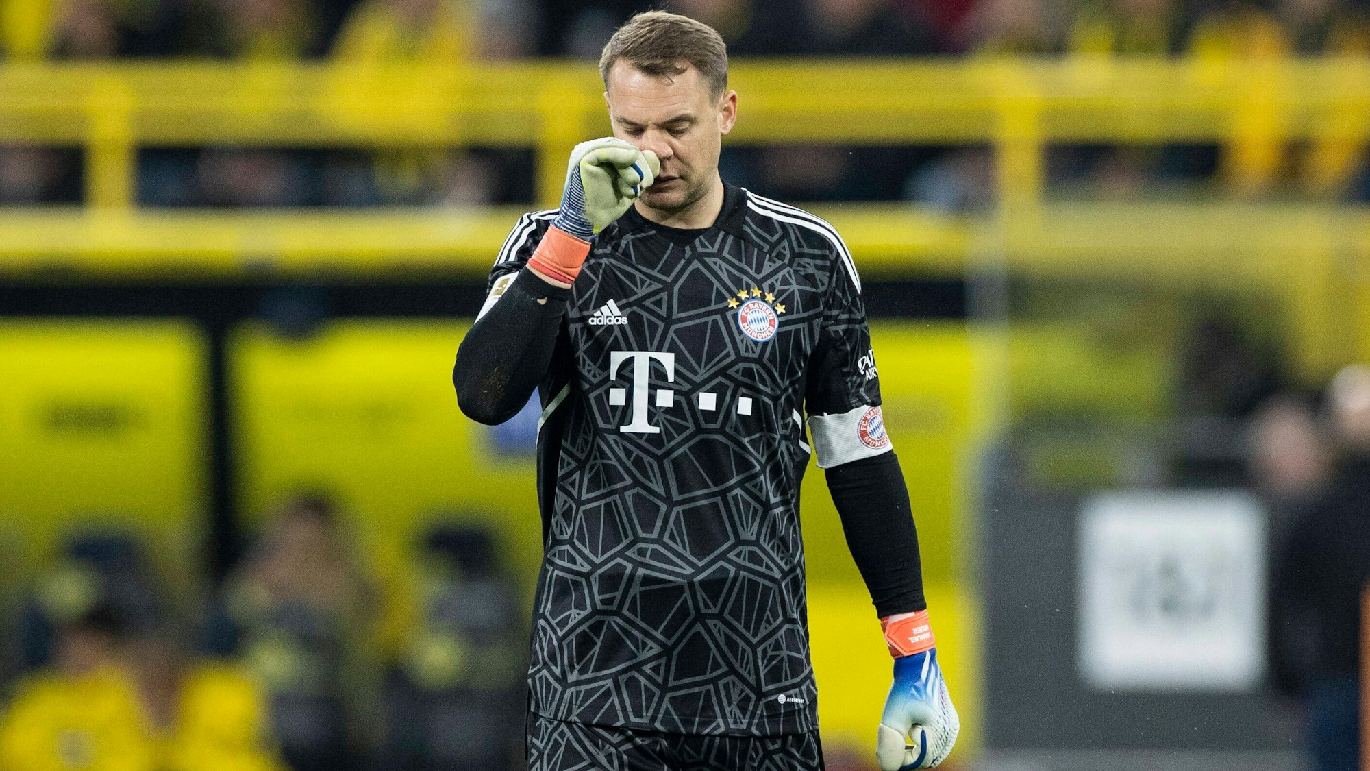 Manuel Neuer fasst sich an die Nase