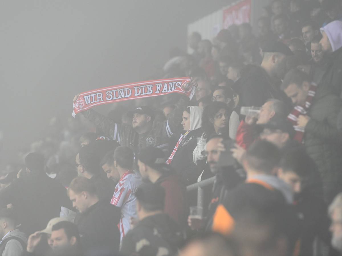 Die Fans des 1. FC Köln sangen am Donnerstagabend (27. Oktober 2022) in Uherské Hradiště vergeblich gegen den Nebel an. Stark war der Support dennoch.