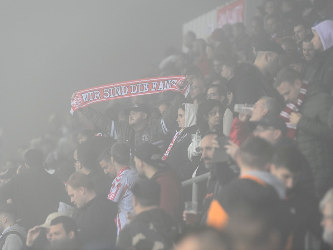 Die Fans des 1. FC Köln sangen am Donnerstagabend (27. Oktober 2022) in Uherské Hradiště vergeblich gegen den Nebel an. Stark war der Support dennoch.