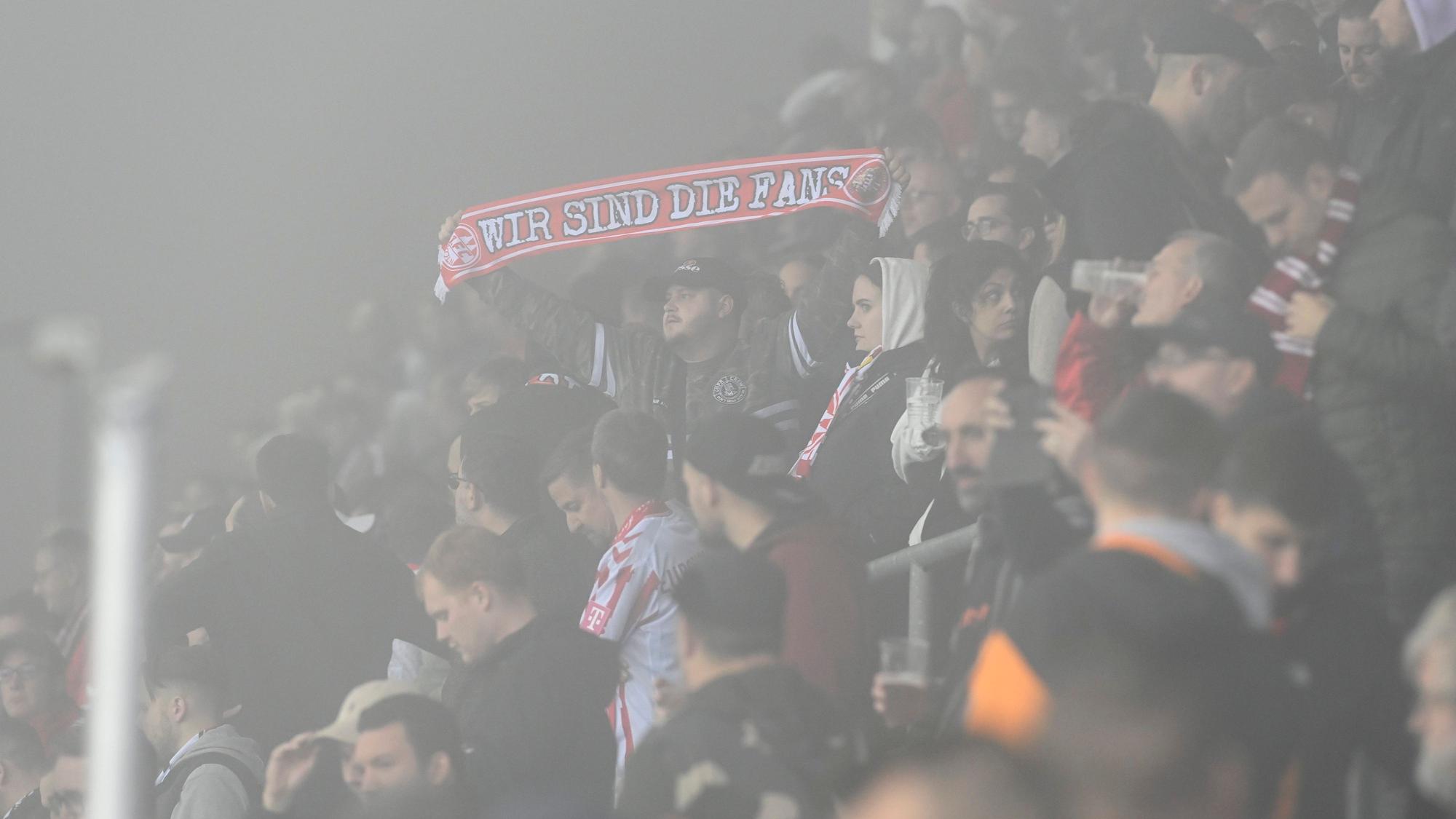 Die Fans des 1. FC Köln sangen am Donnerstagabend (27. Oktober 2022) in Uherské Hradiště vergeblich gegen den Nebel an. Stark war der Support dennoch.