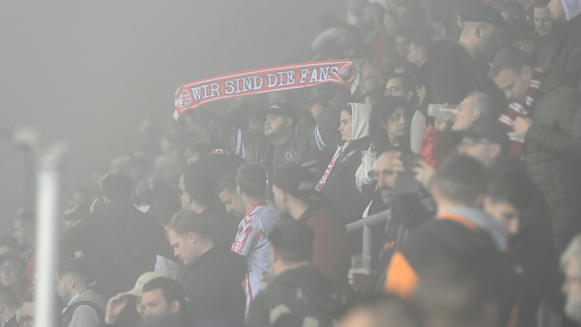 Die Fans des 1. FC Köln sangen am Donnerstagabend (27. Oktober 2022) in Uherské Hradiště vergeblich gegen den Nebel an. Stark war der Support dennoch.