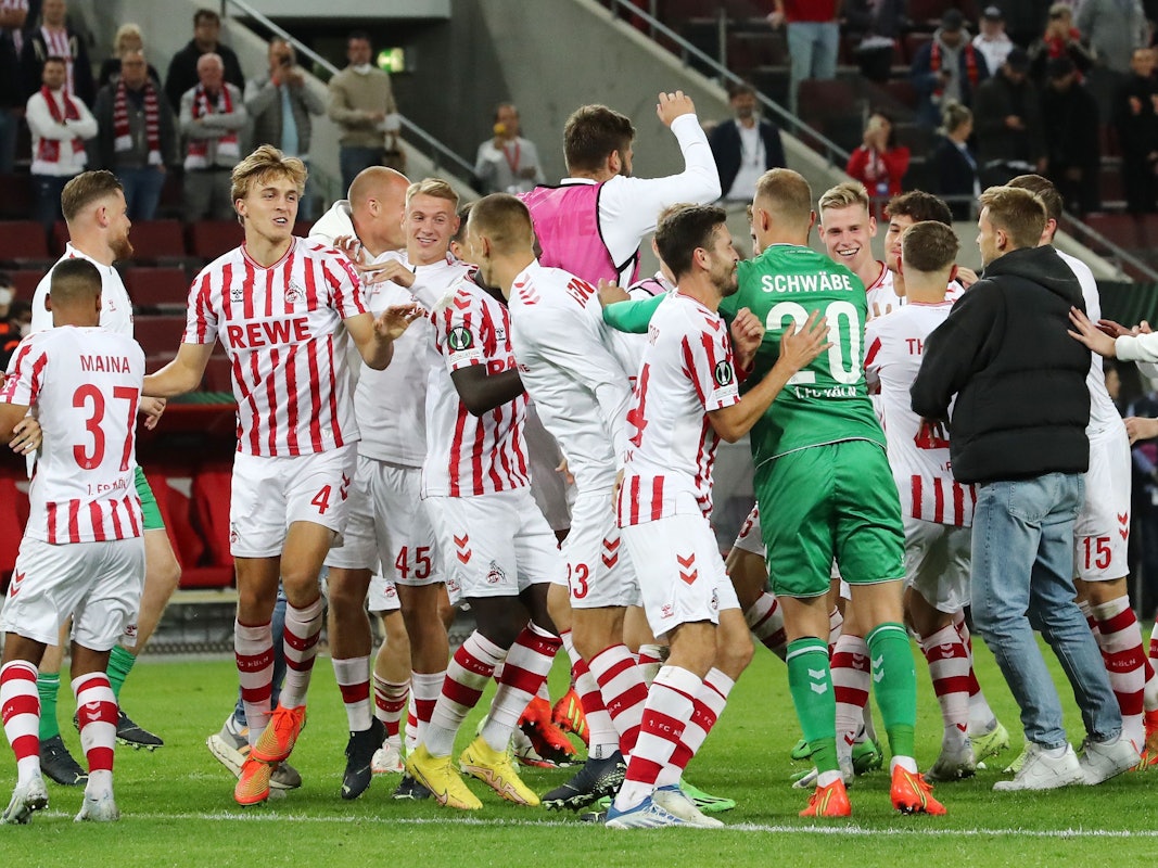 Jubel nach dem Spiel vor der Südtribüne (1. FC Köln).