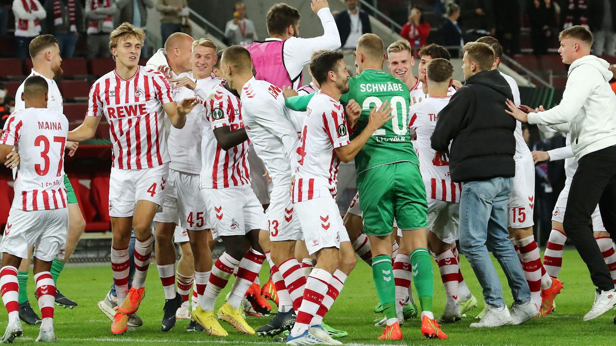Jubel nach dem Spiel vor der Südtribüne (1. FC Köln).