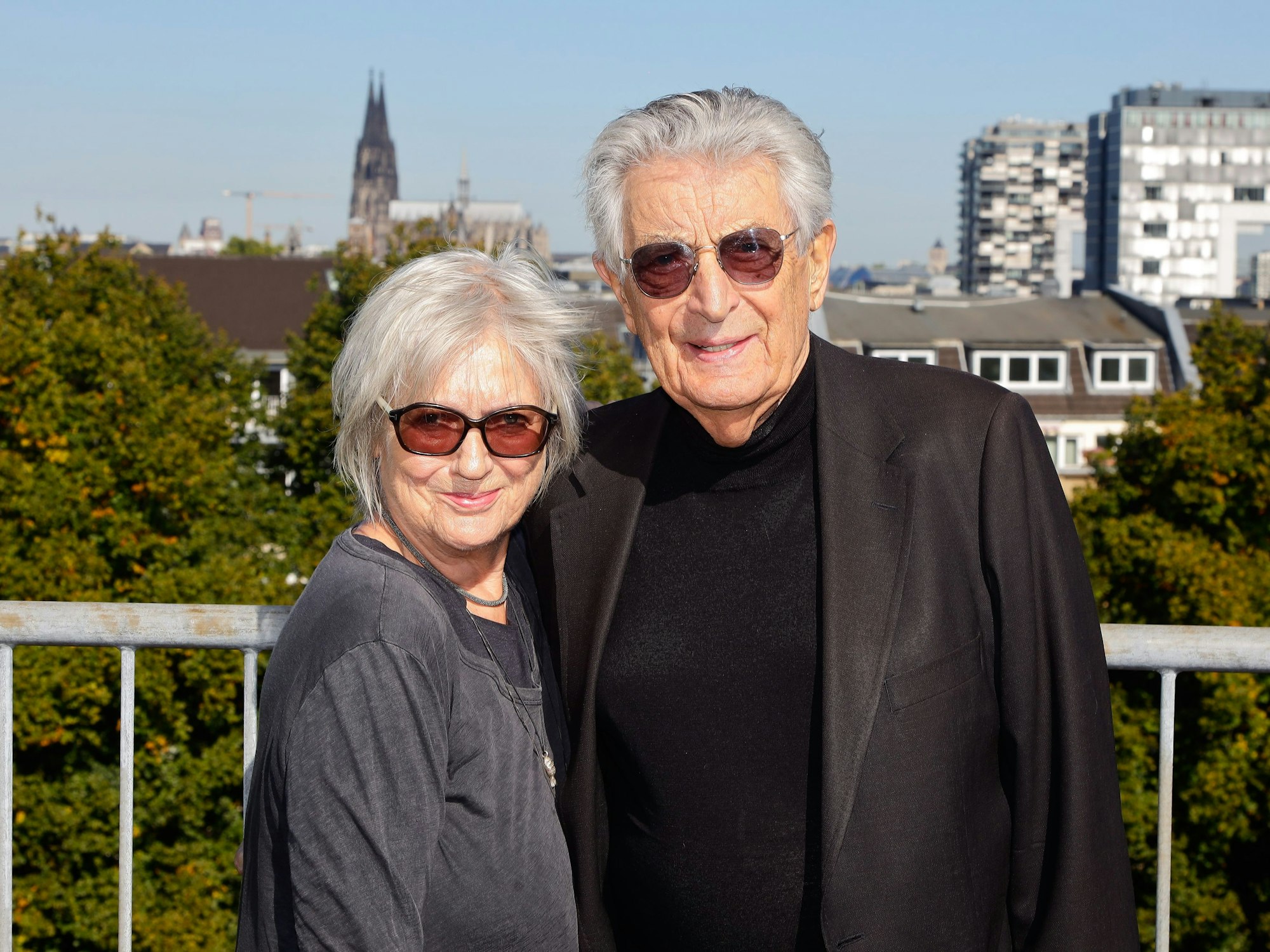 Gerhart Baum mit seiner Ehefrau Renate Liesmann Baum auf dem Balkon seiner Kölner Wohnung.