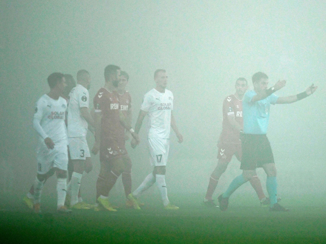 Nach sieben Minuten unterbrach Schiedsrichter Giorgi Kruaschwili (r.) am Donnerstagabend (27. Oktober 2022) die Conference-League-Partie zwischen dem 1. FC Slovacko und dem 1. FC Köln.