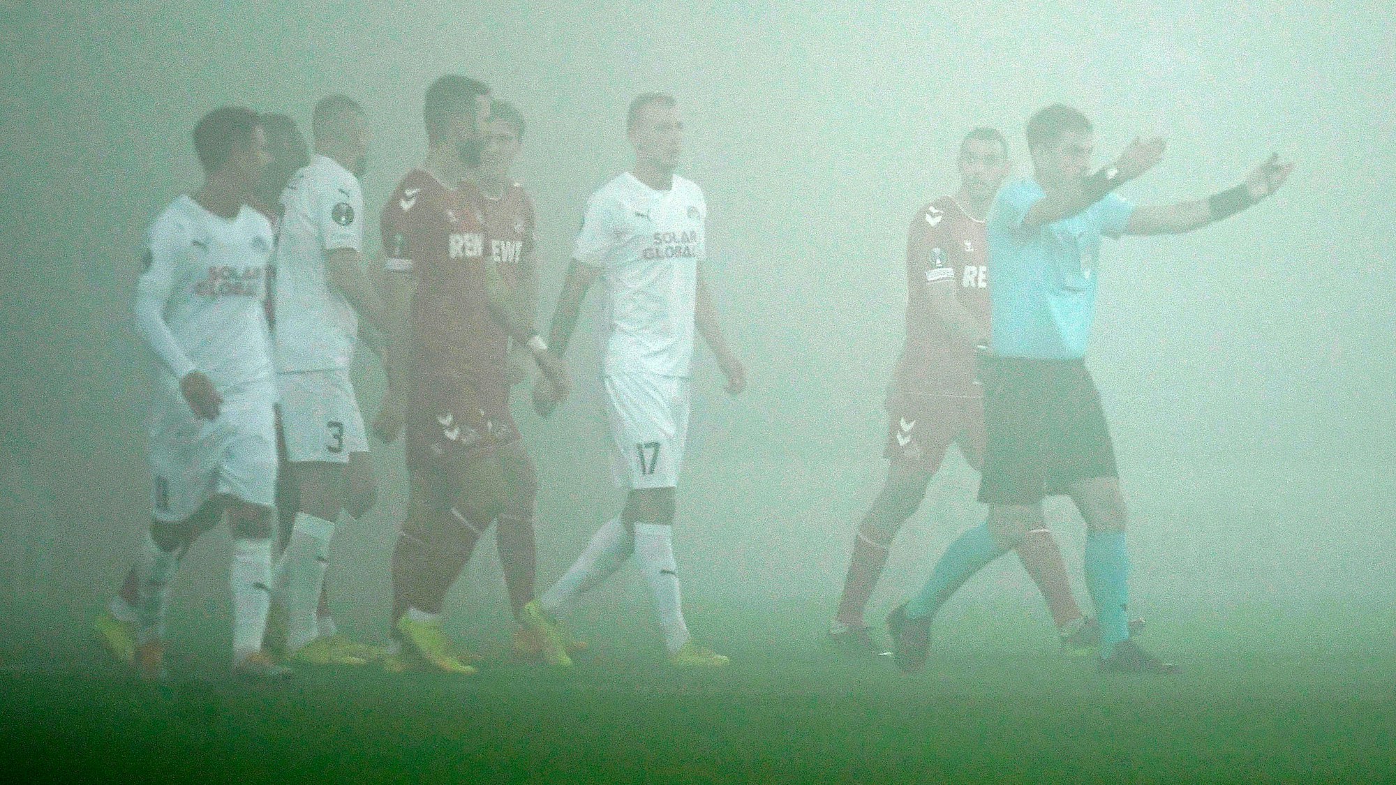 Nach sieben Minuten unterbrach Schiedsrichter Giorgi Kruaschwili (r.) am Donnerstagabend (27. Oktober 2022) die Conference-League-Partie zwischen dem 1. FC Slovacko und dem 1. FC Köln.