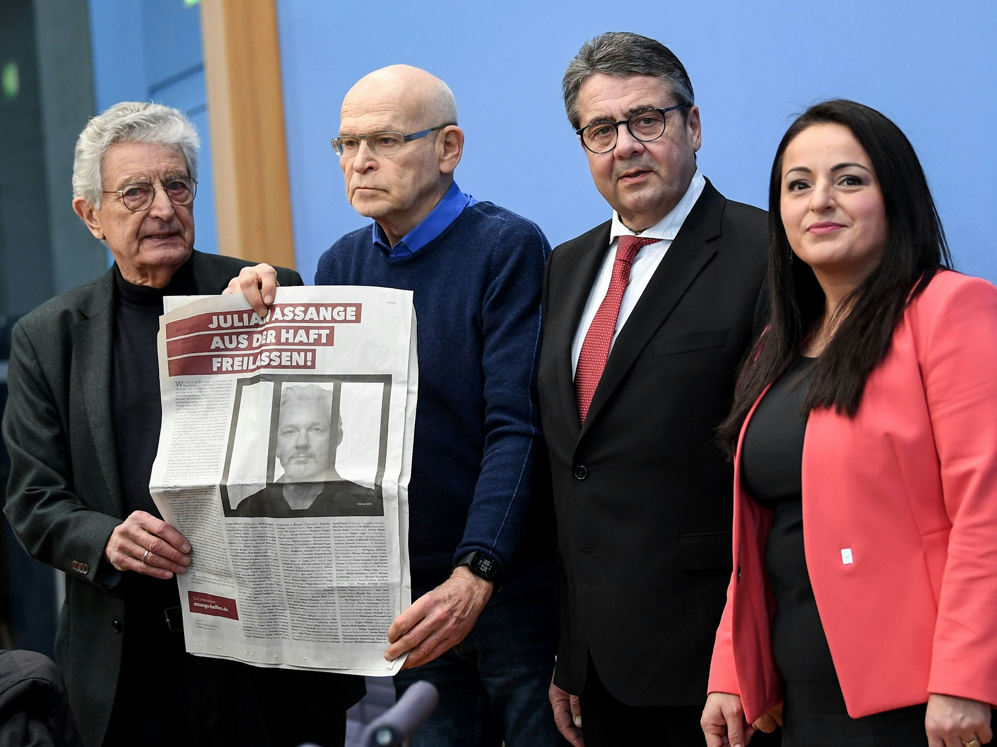 Gerhart Baum, Günter Wallraff, Sigmar Gabriel und Sevim Dagdelen halten eine Zeitungsseite in die Kamera.