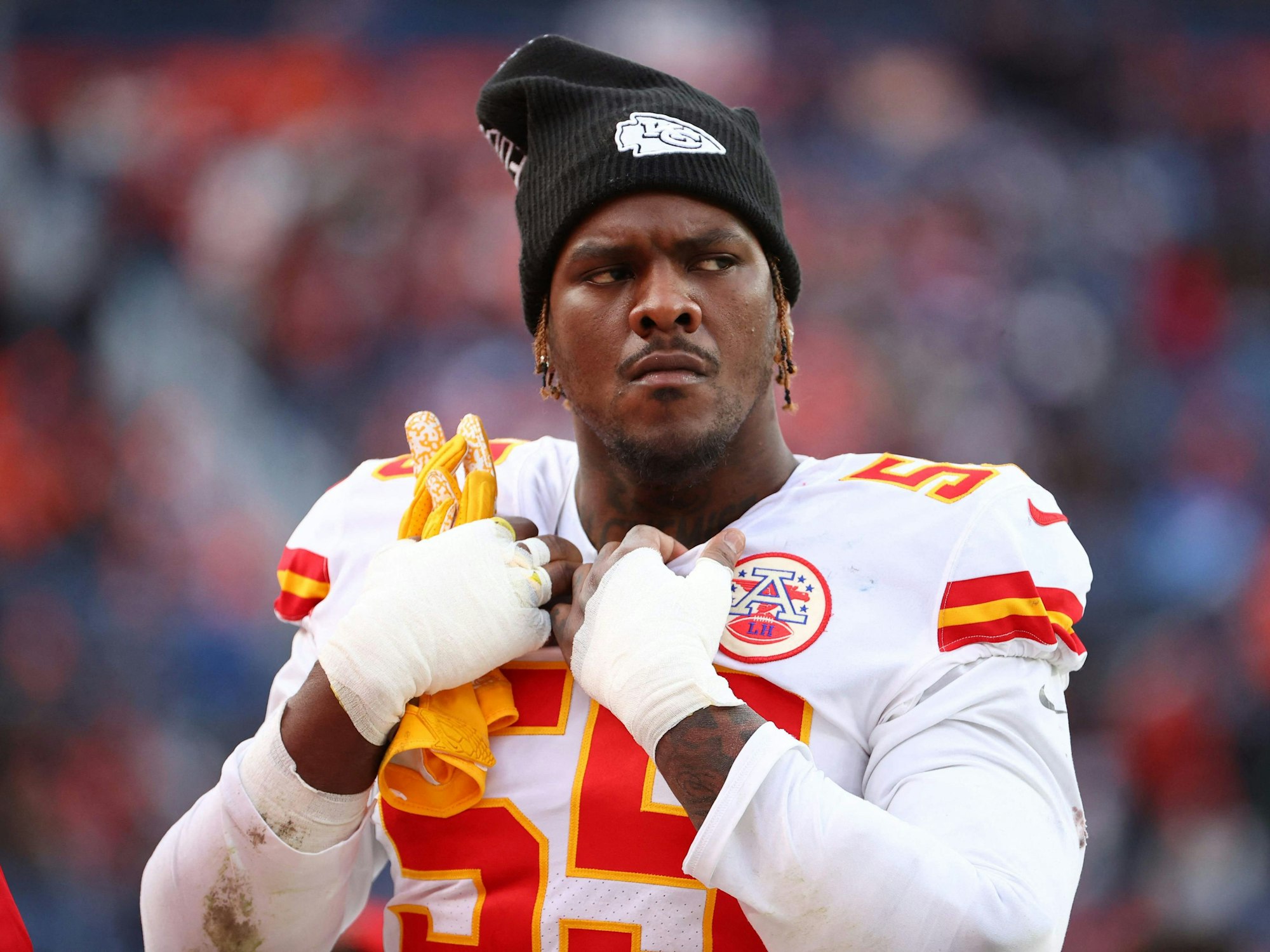 Frank Clark schaut sehr ernst auf dem Spielfeld.