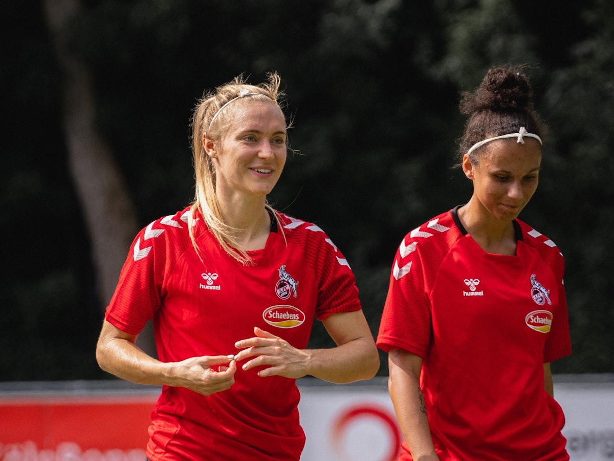 Sarah (l.) und Genessee (r.) Puntigam beim Training des 1. FC Köln.