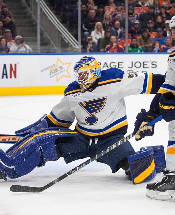 Jordan Binnington (m) hält den Schuss von Leon Draisaitl (l).