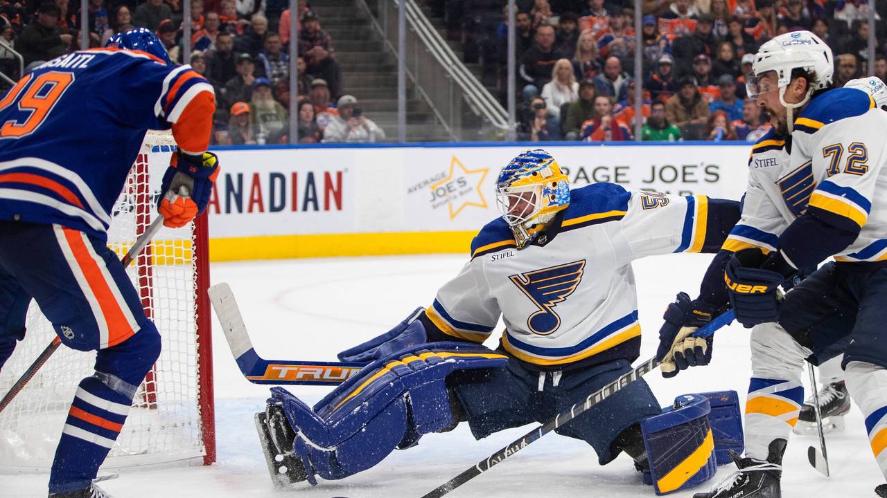 Jordan Binnington (m) hält den Schuss von Leon Draisaitl (l).
