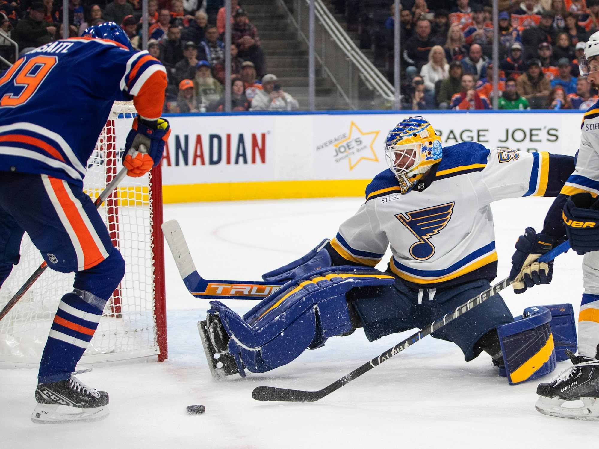 Jordan Binnington (m) hält den Schuss von Leon Draisaitl (l).