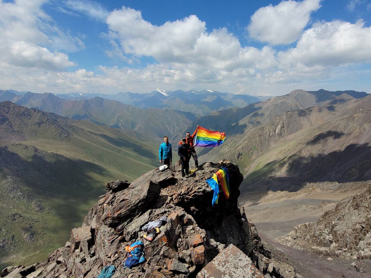 LGBTQI+-Aktivisten auf einem Berggipfel in Kirgistan.