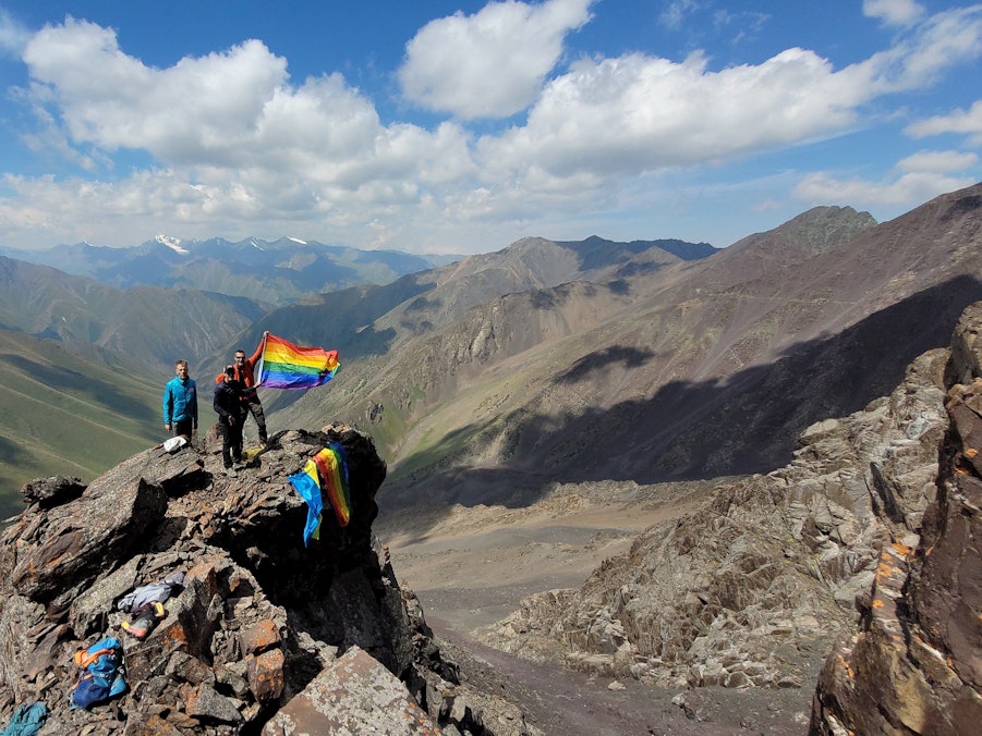LGBTQI+-Aktivisten auf einem Berggipfel in Kirgistan.