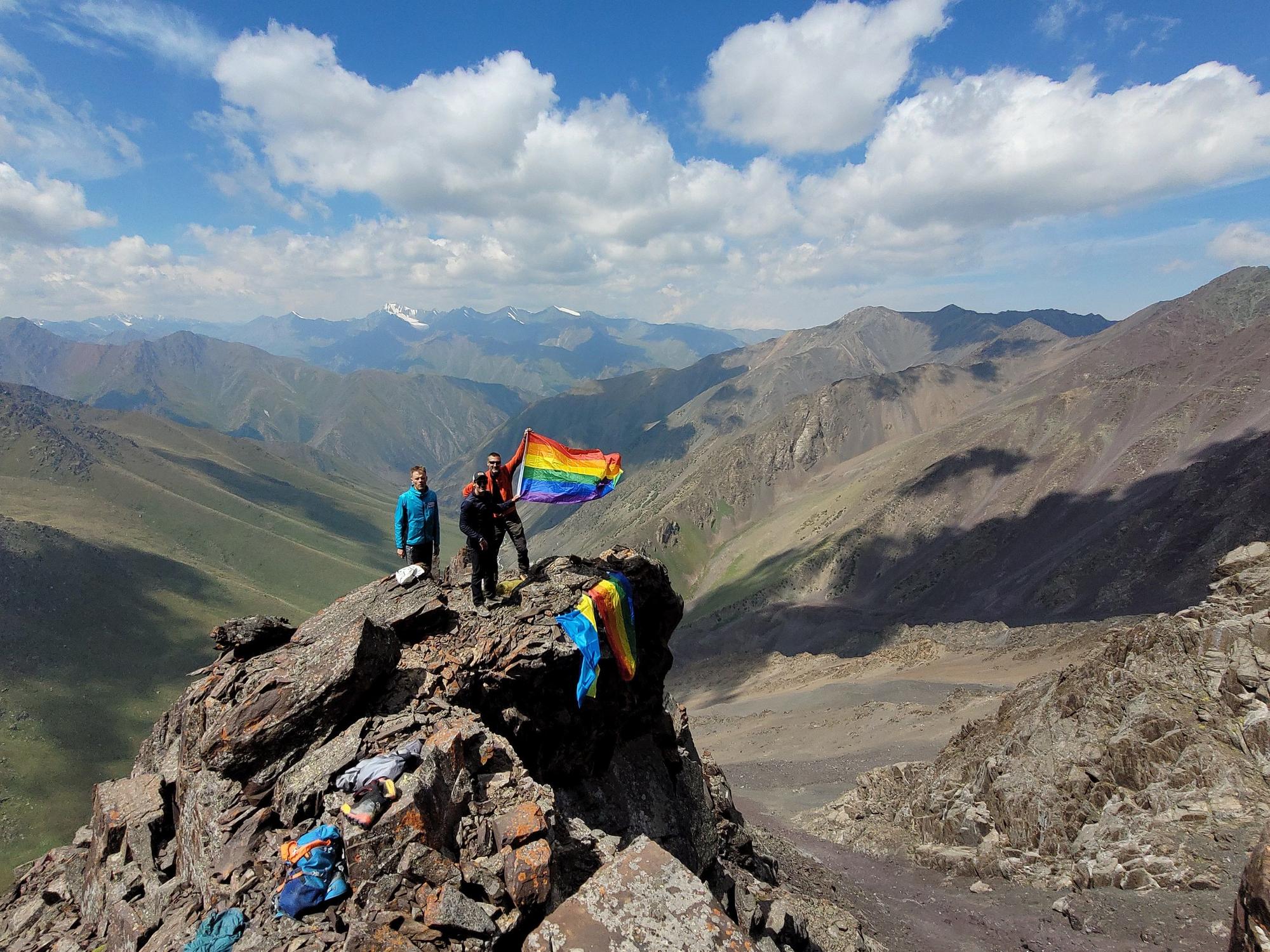 LGBTQI+-Aktivisten auf einem Berggipfel in Kirgistan.