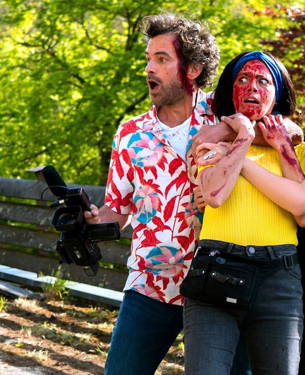 Lyes Salem (l-r), Raïka Hazanavicius und Simone Hazanavicus einer Szene aus «Coupez!» (undatiert). Mit der Zombikomödie des Franzosen Hazanavicius wird das 75. Filmfestival in Cannes eröffnet.