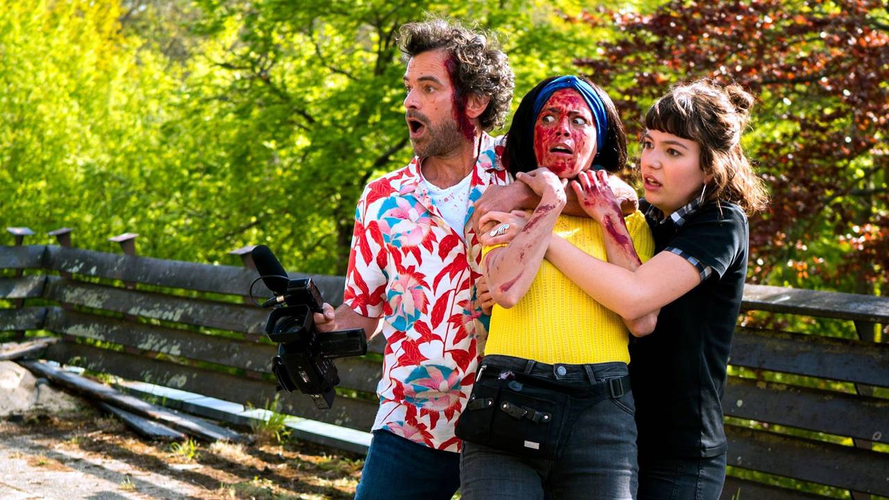 Lyes Salem (l-r), Raïka Hazanavicius und Simone Hazanavicus einer Szene aus «Coupez!» (undatiert). Mit der Zombikomödie des Franzosen Hazanavicius wird das 75. Filmfestival in Cannes eröffnet.