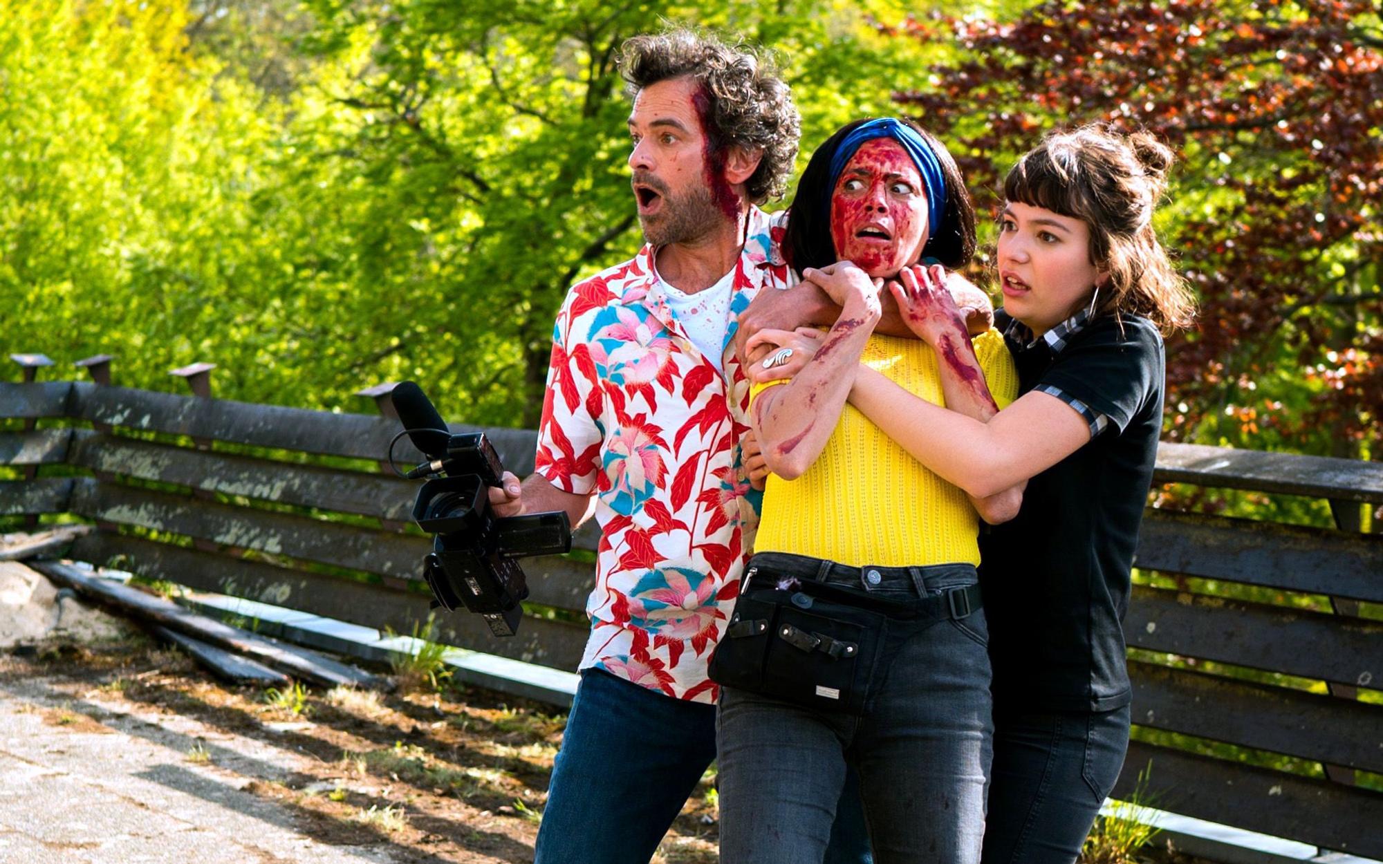 Lyes Salem (l-r), Raïka Hazanavicius und Simone Hazanavicus einer Szene aus «Coupez!» (undatiert). Mit der Zombikomödie des Franzosen Hazanavicius wird das 75. Filmfestival in Cannes eröffnet.