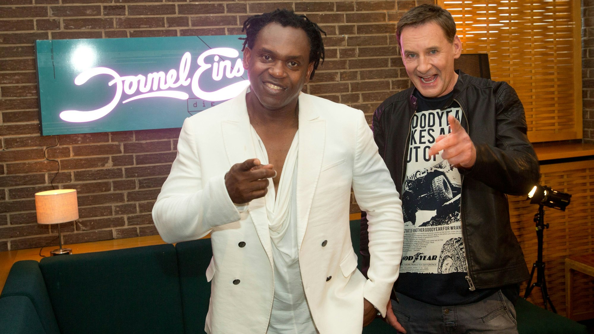 Der Musiker Dr. Alban (l) und der Moderator Peter Illmann posieren anlässlich der Präsentation der Show-Reihe „Formel Eins“ von RTL Nitro.
