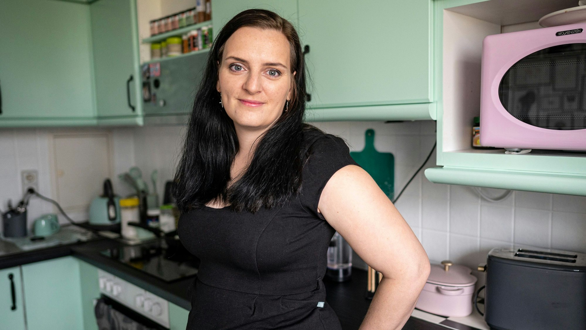 Jenny Kuschel steht in ihrer Küche in Ost-Berlin.