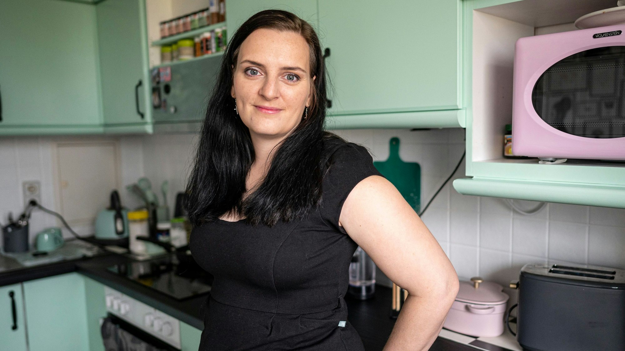 Jenny Kuschel steht in ihrer Küche in Ost-Berlin.